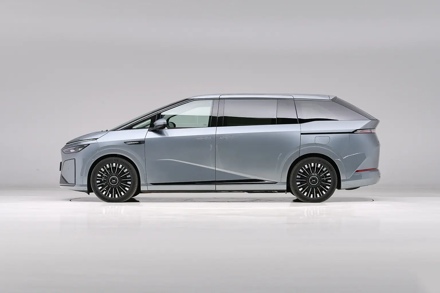 XPeng X9 - Image 4
